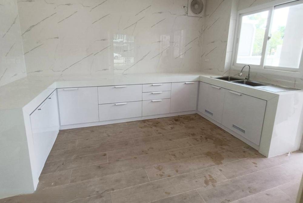 ครัวปูน บานซิงค์ บานอบสีขาว