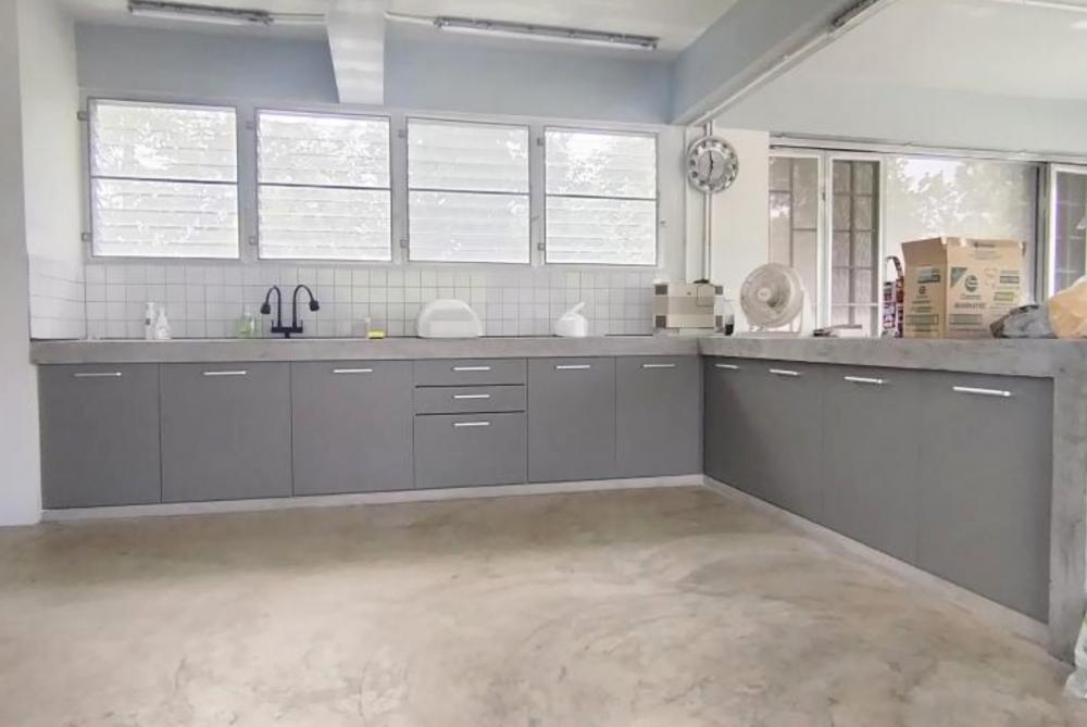 ครัวปูน บานซิงค์ บานอบสีเทา