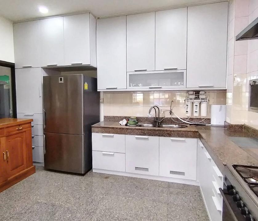 ครัวปูน ตู้เก็บจาน บานสีควันบุหรี่