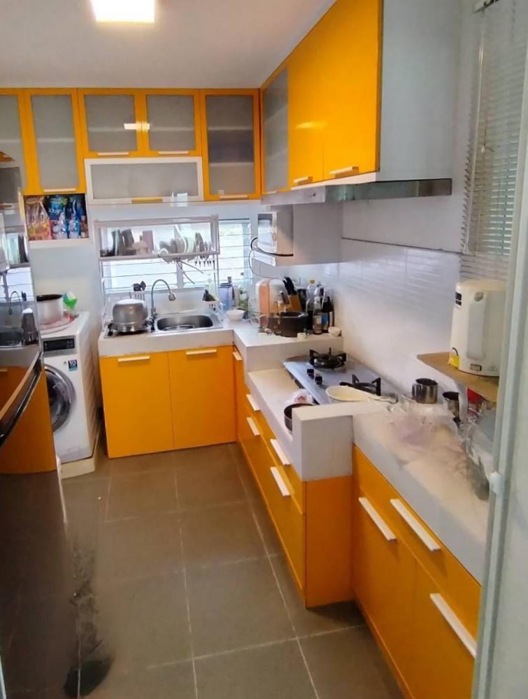 ครัวปูน บานซิงค์ บานสีเหลือง