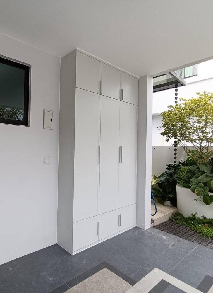 ตู้รองเท้าบานเปิดสีขาวควัน