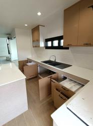 ชุดครัวปูนบานซิงค์ บานอบสีน้ำตาล