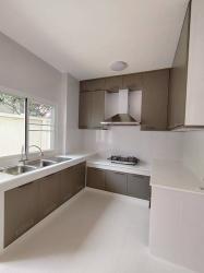 บิ้วอินครัวปูน บานอบสีเทาเทคเจอร์