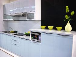 ชุดครัวบิวท์อินบานสีฟ้าอมเทา ท๊อปแกรนิตขาวจีน ขนาด 4.1 ม.
